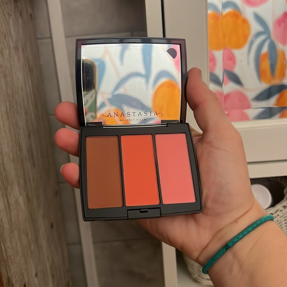Anastasia Beverly Hills. Blush Trio. - Picture 3 of 3